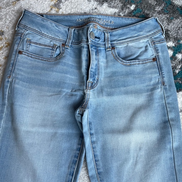 American Eagle 8 Short Kickboot Jeans Women's Gently Used Light Wash - Picture 4 of 10